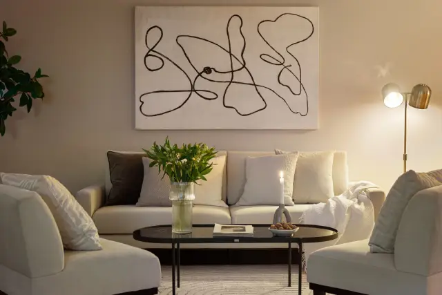 Sofagruppe med kunst og gulvlampe