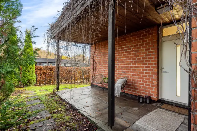 Inngangsparti med pergola og hage