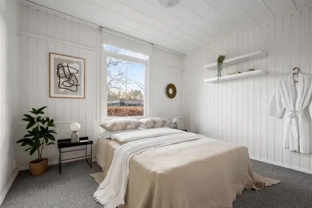 Soverom med hvitt panel
