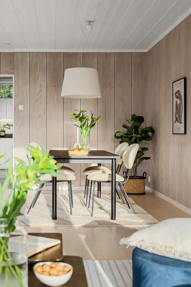 Spisebord og grønne planter