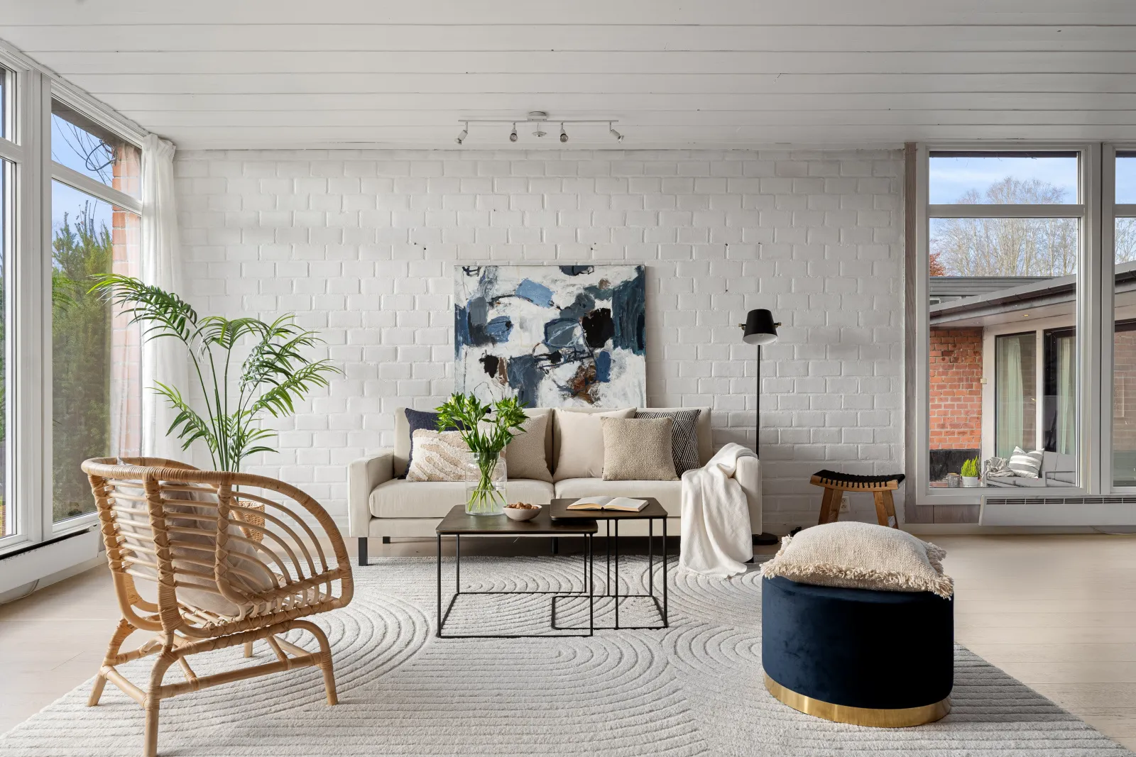 Sofagruppe mot hvitmalt teglvegg