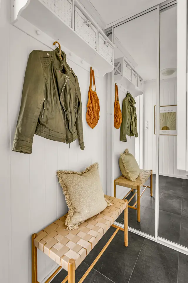 Entré med benk og garderobe