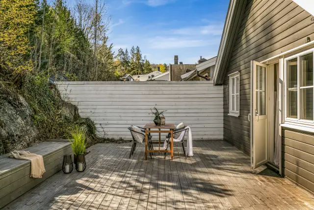 Terrasse med loungemøbler og benk