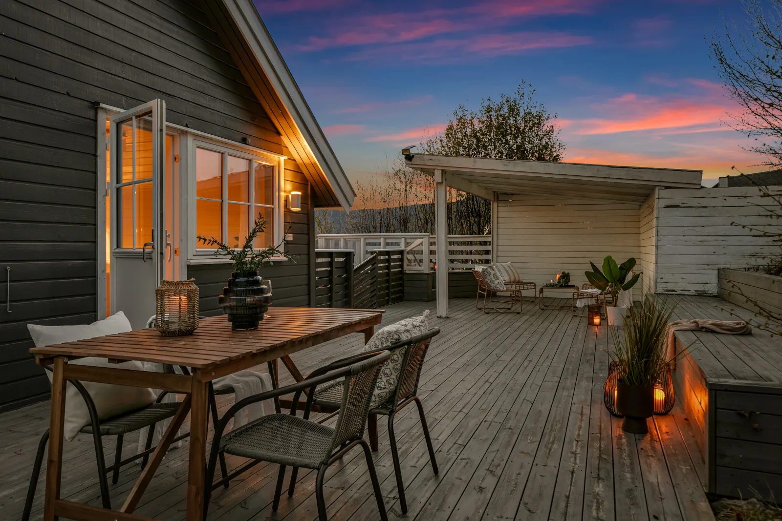 Terrasse i kveldslys med spisebord