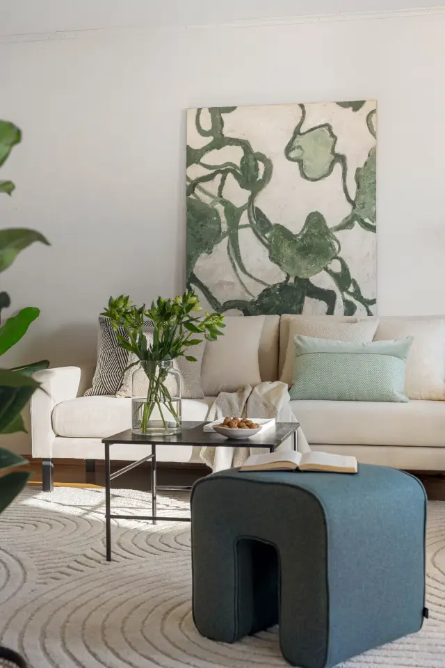 Sofa med kunst og puff