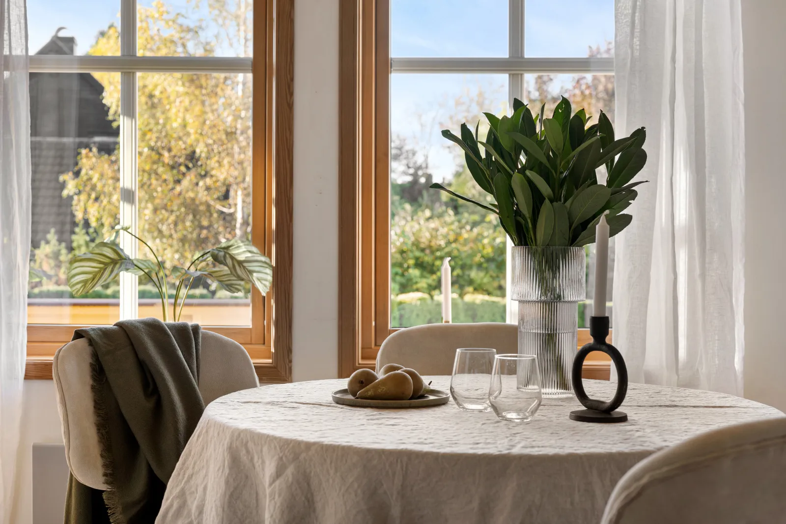 Spisebord med tulipaner ved vinduet