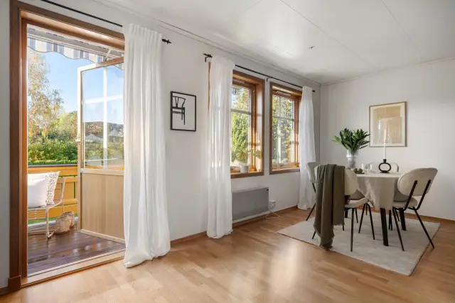 Spisestue med utgang til balkong